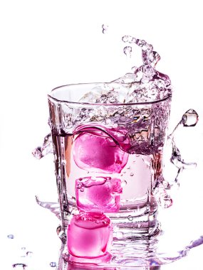 Bir bardak su pembe buz küpleri ile