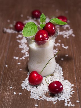 Sütlaç kiraz ve oğul otu ile