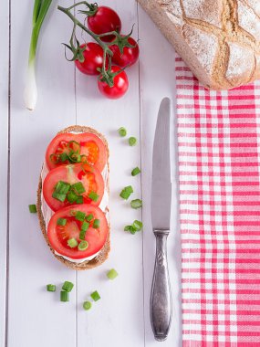 Ekmek bir dilim domates ile kaplı