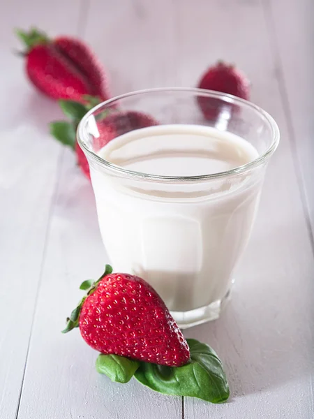 Aardbeien met melk — Stockfoto