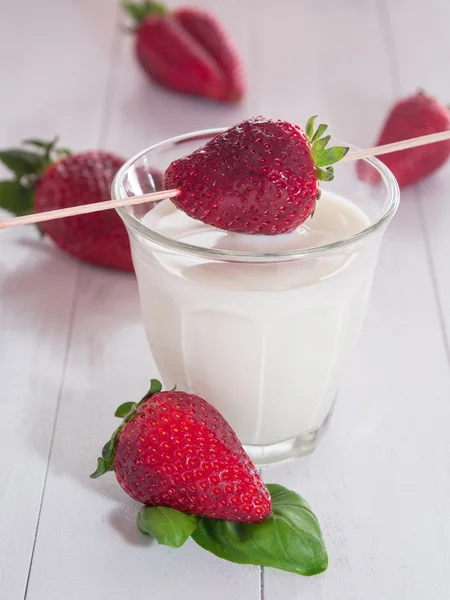 Aardbeien met melk — Stockfoto