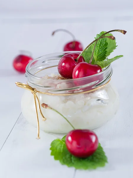 Pudim de arroz com açúcar e canela e cerejas — Fotografia de Stock