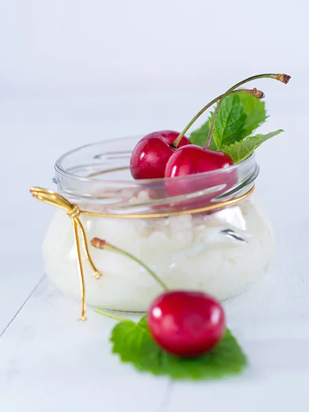 Rizsfelfújt cukorral és a fahéjjal és a cseresznye — Stock Fotó