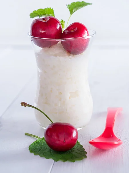 Pudding ryżowy z cukrem i cynamonem i wiśniami — Zdjęcie stockowe