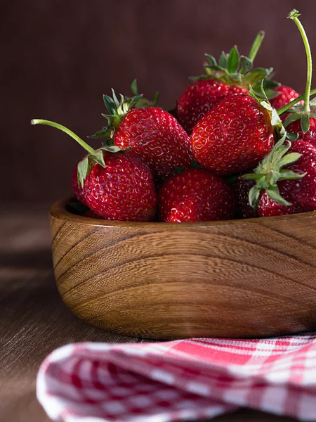 Aardbeien vers geplukt in een kom — Stockfoto