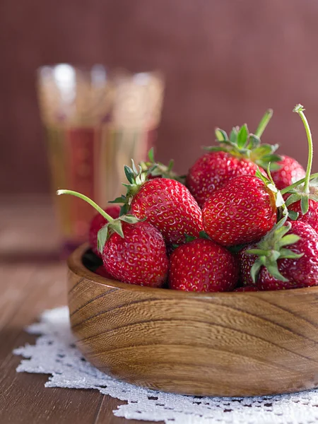 Fresas recogidas recién en un tazón — Foto de Stock