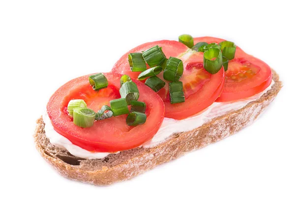 Eine Scheibe Brot mit Tomaten bedeckt — Stockfoto