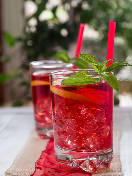 Cocktail with lemon slices and ice cubes in a glass — Stock Photo, Image