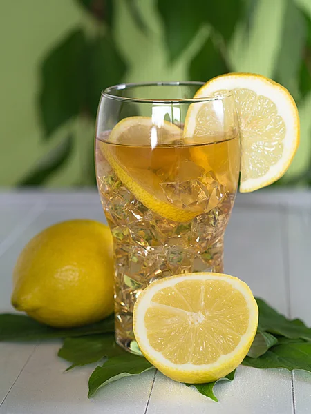 Iced tea with lemon — Stock Photo, Image