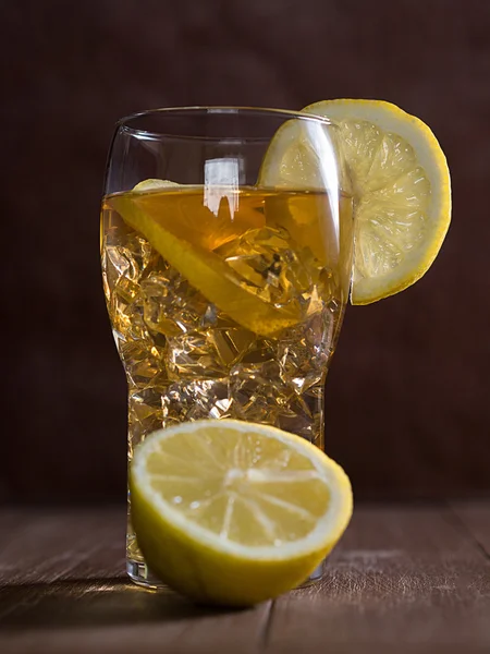 Крижаний чай з лимоном — стокове фото