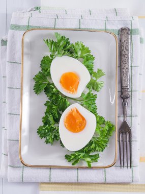 Bir tabağa haşlanmış yumurta