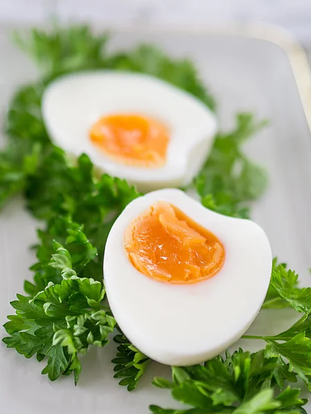 Ovos cozidos em uma chapa — Fotografia de Stock