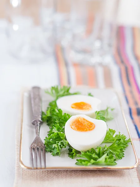Жесткие яйца на тарелке — стоковое фото
