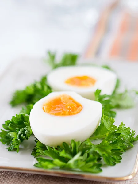 Huevos duros en un plato — Foto de Stock