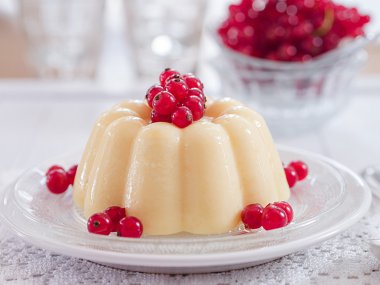 Kırmızı kuş üzümü ile vanilya puding