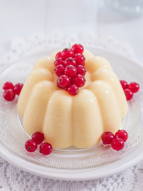 Kırmızı kuş üzümü ile vanilya puding