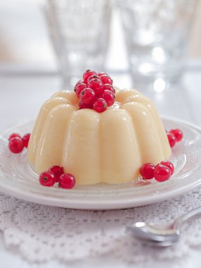 Kırmızı kuş üzümü ile vanilya puding