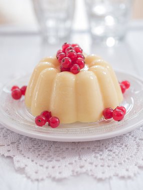 Kırmızı kuş üzümü ile vanilya puding