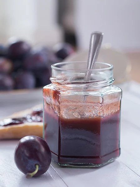 Marmellata di prugne fatta in casa in un bicchiere — Foto Stock