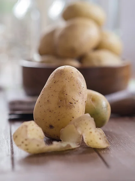 Patatas crudas en una bandeja —  Fotos de Stock