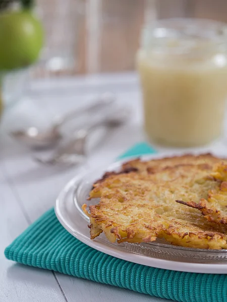 Pastel de patata frotando en un plato servido — Foto de Stock