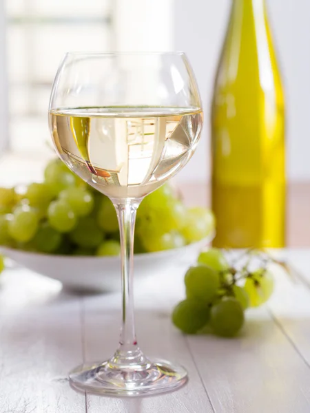 Una copa de vino blanco —  Fotos de Stock