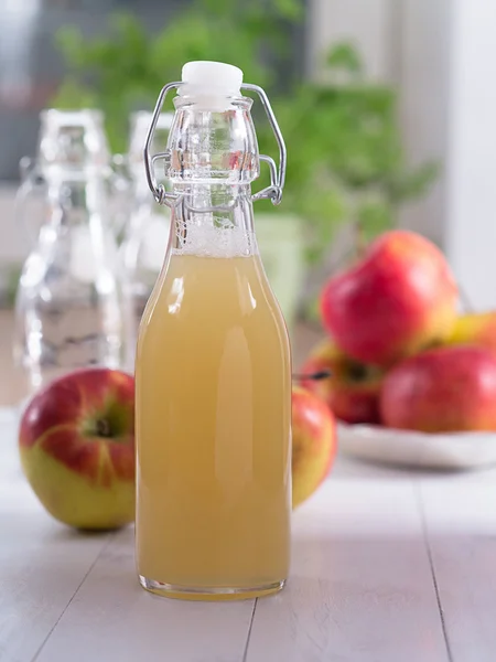 Äppeljuice i en flaska — Stockfoto