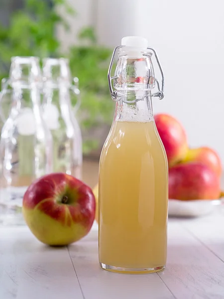 Jugo de manzana en una botella —  Fotos de Stock