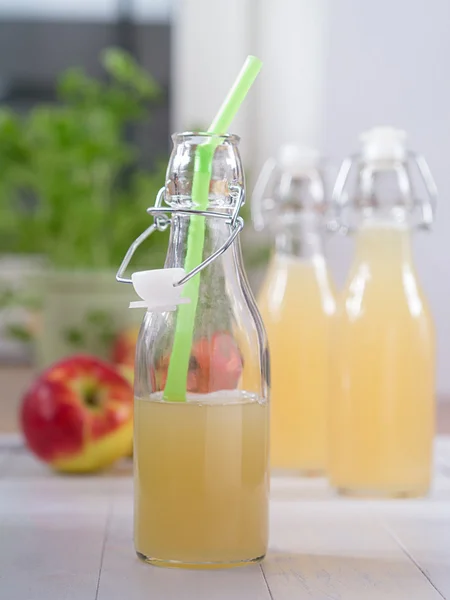 Jablečný džus v lahvičce — Stock fotografie