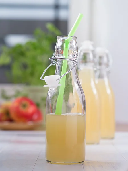 Jugo de manzana en una botella —  Fotos de Stock