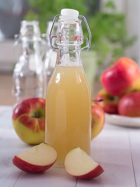 Jus de pomme dans une bouteille Image En Vente