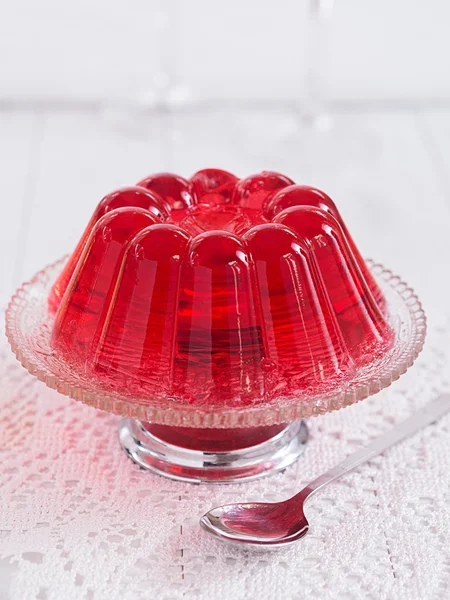 Красное желе на тарелке — стоковое фото