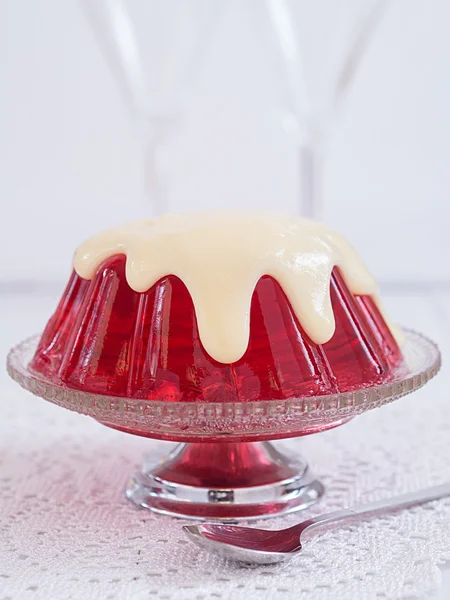 皿にここに発生するカスタードと赤いゼリー — ストック写真