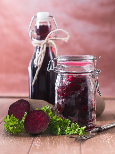 Remolacha en el vaso y jugo de remolacha en una botella — Foto de Stock