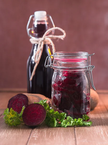 Rödbetor i glas och rödbeta juice i en flaska — Stockfoto