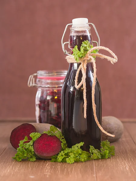 Rödbetor i glas och rödbeta juice i en flaska — Stockfoto