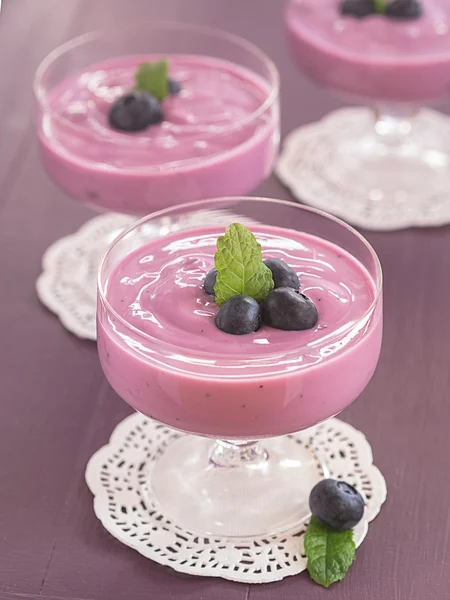 Böğürtlenli yoğurt cam — Stok fotoğraf