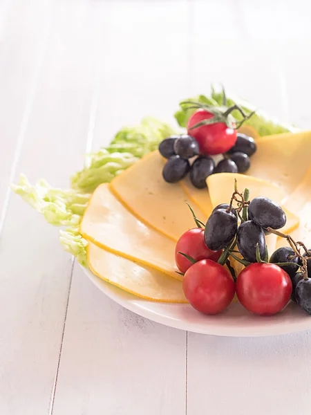 Queso en un plato — Foto de Stock