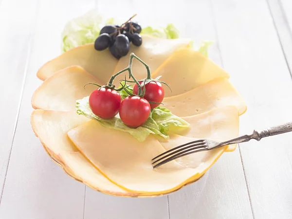 Queso en un plato —  Fotos de Stock