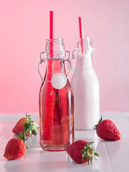Jahodová šťáva a jahodové mléko v lahvích — Stock fotografie