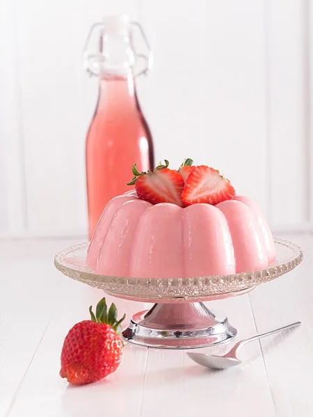 Erdbeer-Dessert auf einem Teller — Stockfoto