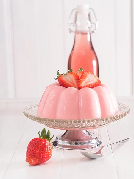 Postre de fresa en un plato —  Fotos de Stock