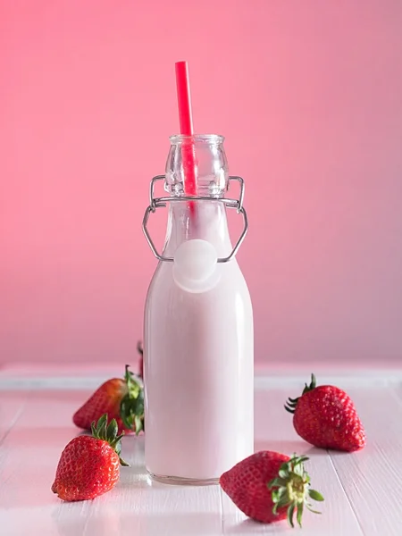 Latte con fragole in bottiglia — Foto Stock