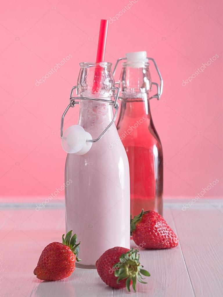 Succo Di Fragola E Latte Di Fragole In Bottiglia Foto Stock Foto Immagini C Eddie100164 67568009 Depositphotos