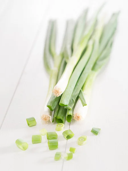 Cebolas de primavera em uma bandeja — Fotografia de Stock