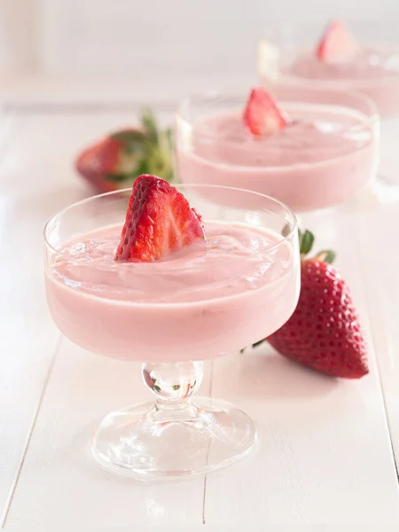 Strawberry yoghurt in glasses — Stock Photo, Image