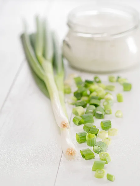 Cebolas de primavera em uma bandeja — Fotografia de Stock