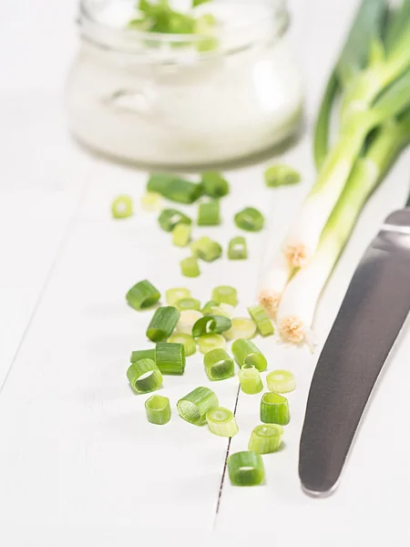 Spring onions on a tray — Stock Photo, Image