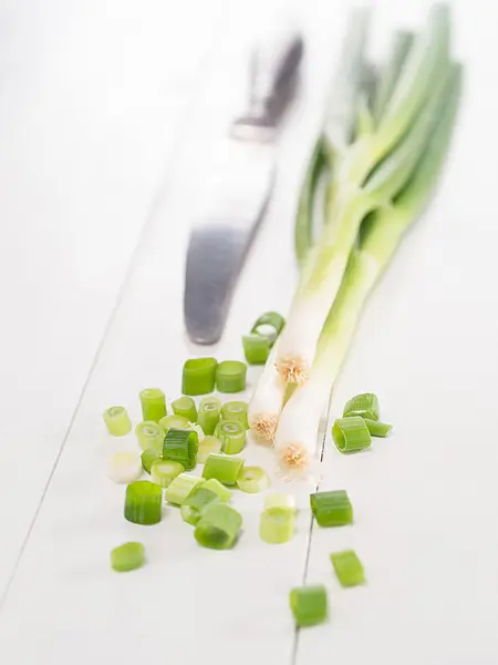 Cebolas de primavera em uma bandeja — Fotografia de Stock