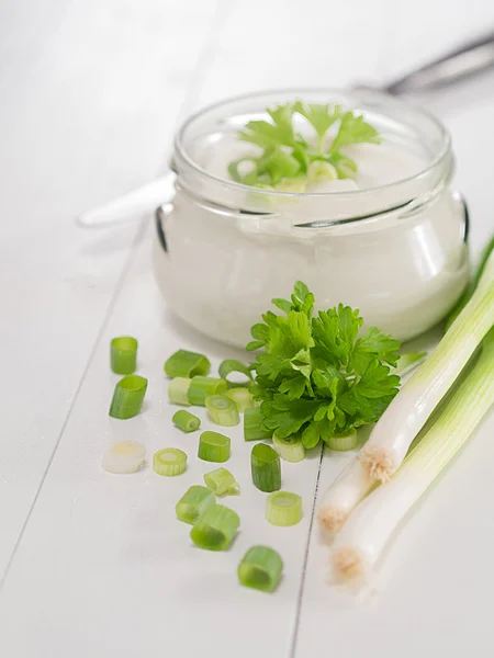 Spring onions on a tray — Stock Photo, Image